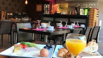 Phục vụ bữa sáng, bữa trưa và bữa tối