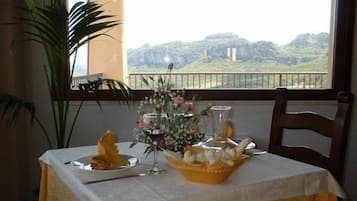 Petit déjeuner, déjeuner et dßner servis sur place