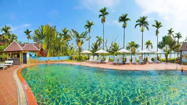 Outdoor pool, pool umbrellas, sun loungers - Pho Hoi Riverside Resort (Hoi An)