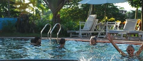 Utendørsbasseng, bassengparasoller og solsenger