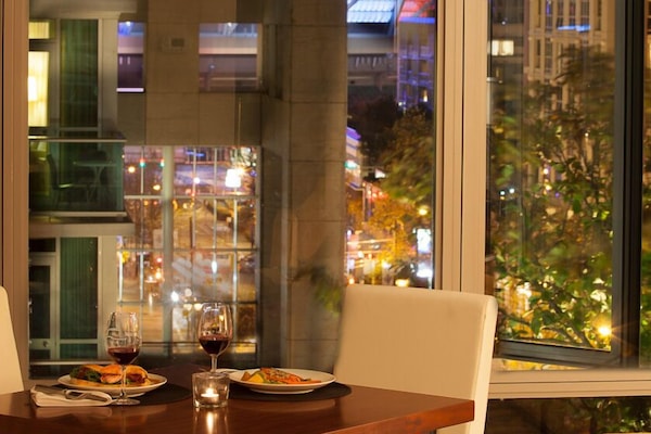 Signature Suite, 1 Bedroom | Living area