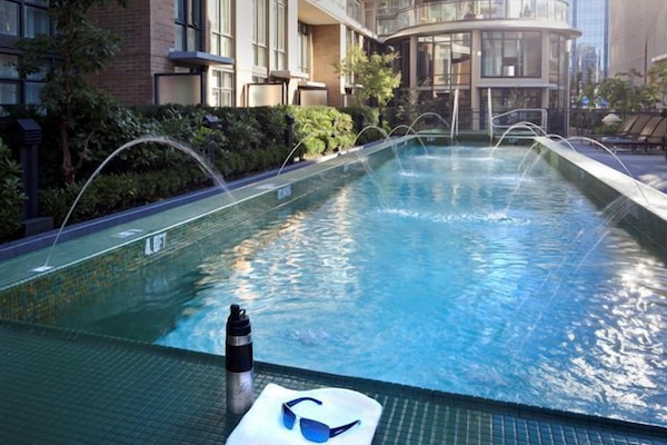 Piscine extérieure, chaises longues