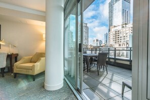 Terrace/patio - L'Hermitage Hotel (Vancouver)