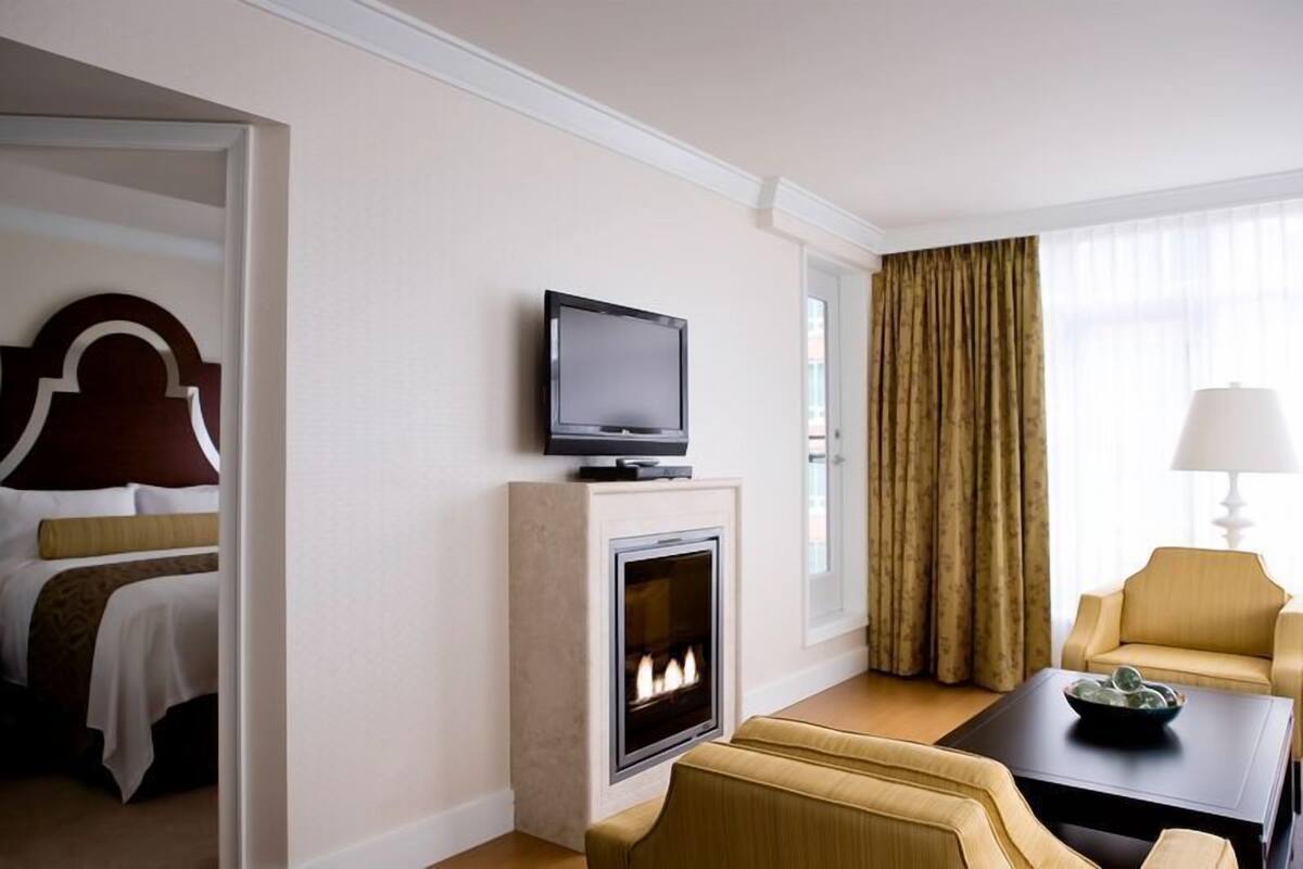 Signature Suite, 1 Bedroom | Living room