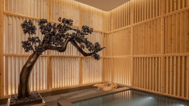 A traditional Japanese-style room with tatami flooring, a wooden shoji screen wall, and a small indoor water feature. - Le Meridien Bangkok (Bangkok)