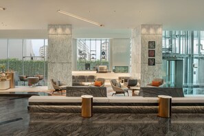 3 restauranter, frokost serveres, lokale og internasjonale retter