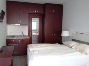 Minibar, safe på rommet, skrivebord og wi-fi (inkludert)