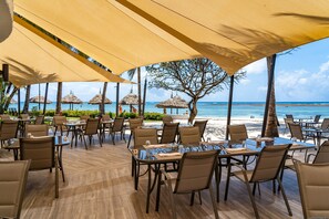 5 restaurants; breakfast, lunch, and dinner served