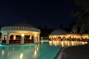 2 piscines extérieures, parasols de plage, chaises longues