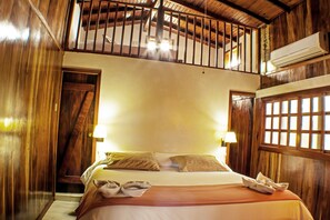 ファミリー ルーム | ピロートップベッド、デスク、防音設備、ベッドシーツ