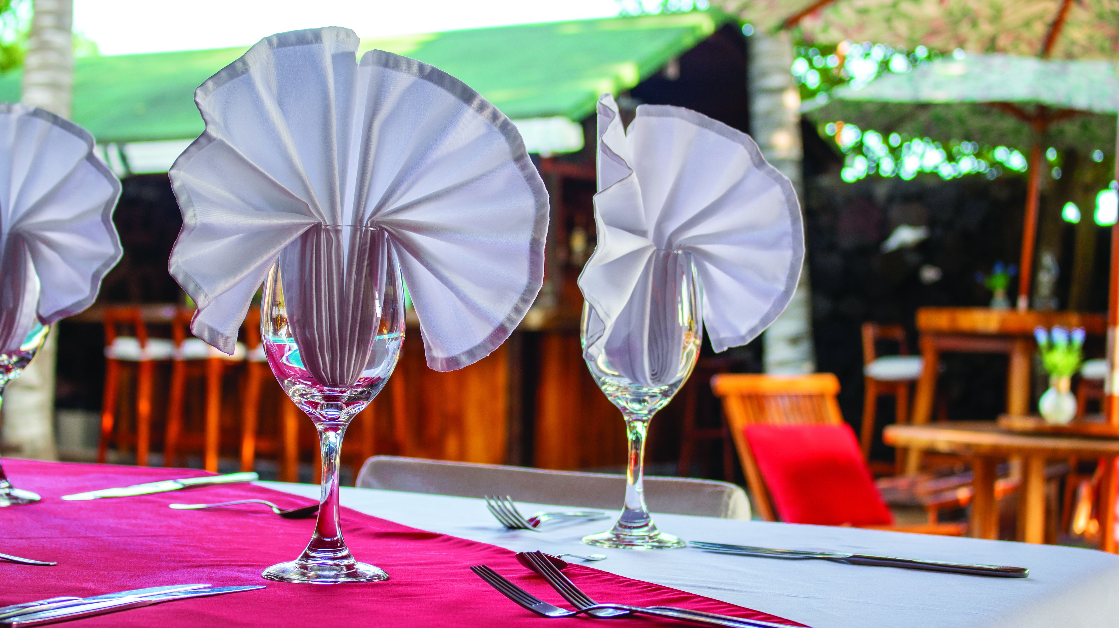 供應早餐、午餐和晚餐，游泳池景觀