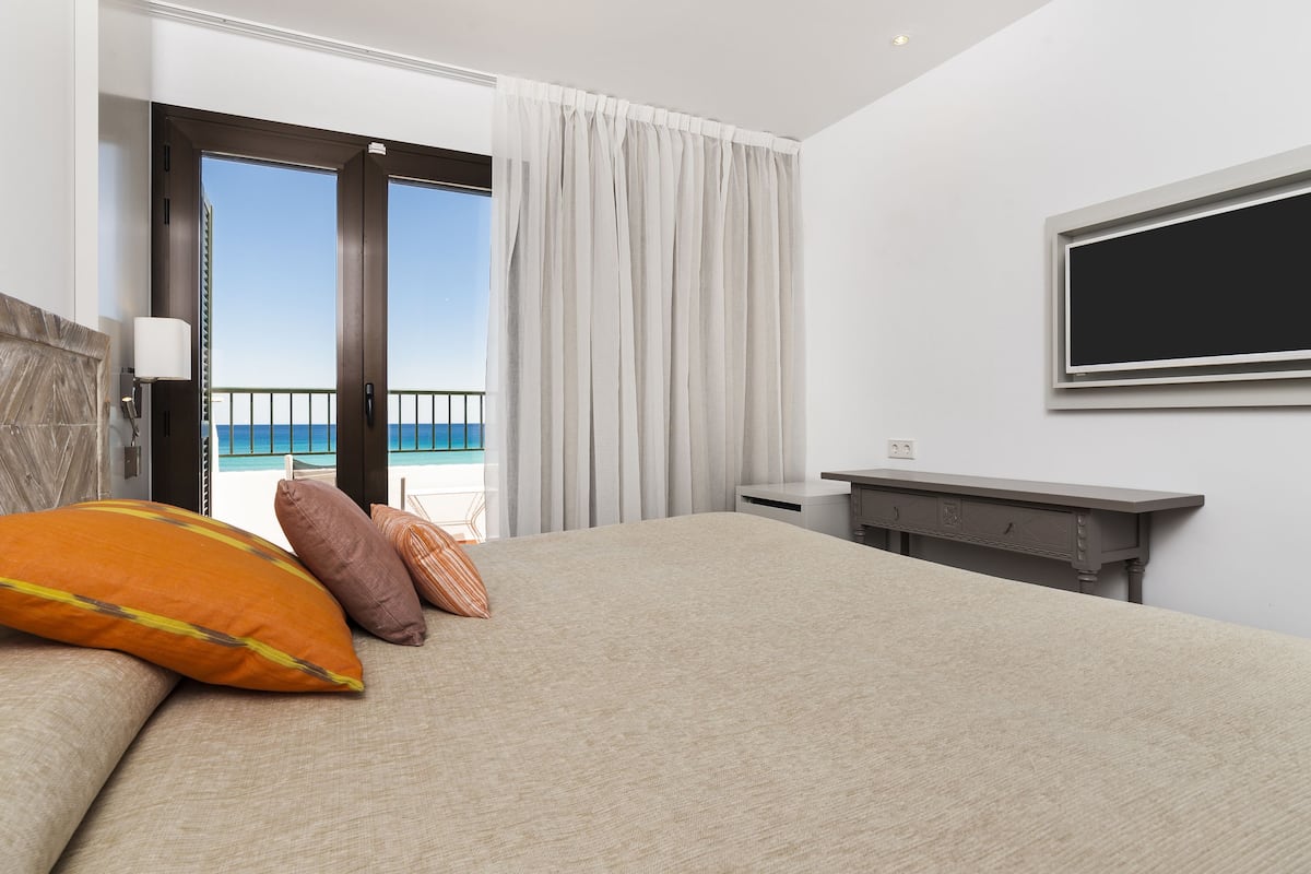 standard double room, balcony, sea view | minibar, in-room safe, desk, iron/ironing board