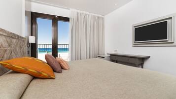 Habitación doble estándar, balcón, vista al mar | Minibar, caja de seguridad en la habitación y escritorio