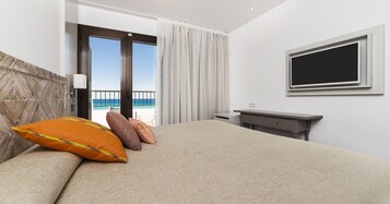 Minibar, caja de seguridad en la habitación y escritorio 