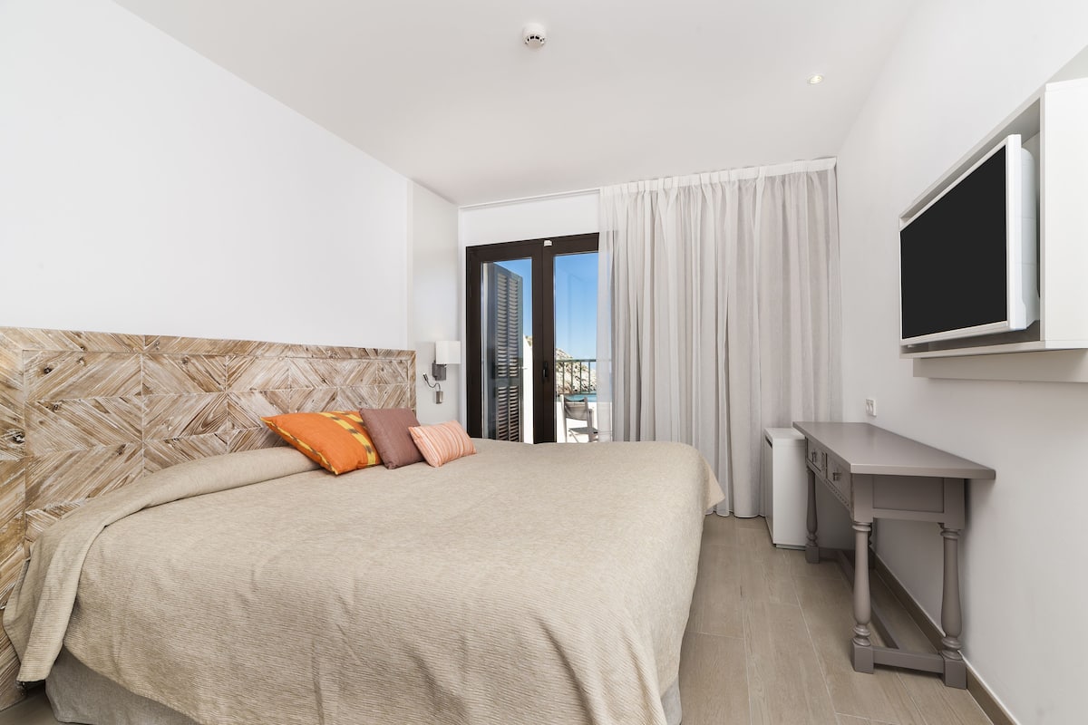 Standard Double Room, Balcony, Sea View | Minibar, in-room safe, desk, iron/ironing board
