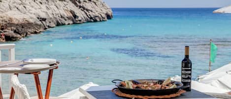 Aperto a pranzo e cena, cucina mediterranea