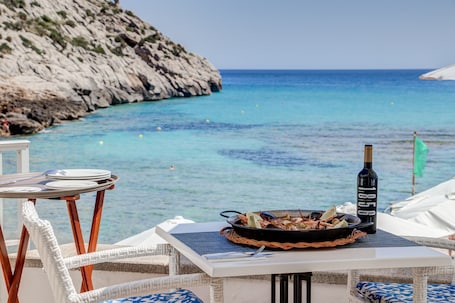 Se sirven almuerzos y cenas, cocina mediterránea
