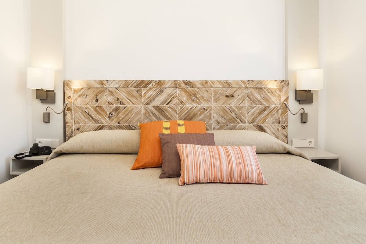 double room | minibar, in-room safe, desk, iron/ironing board