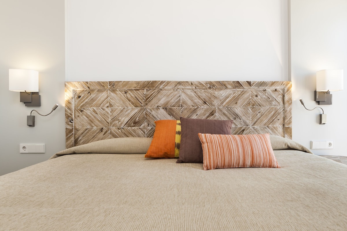 standard double room, balcony, sea view | minibar, in-room safe, desk, iron/ironing board