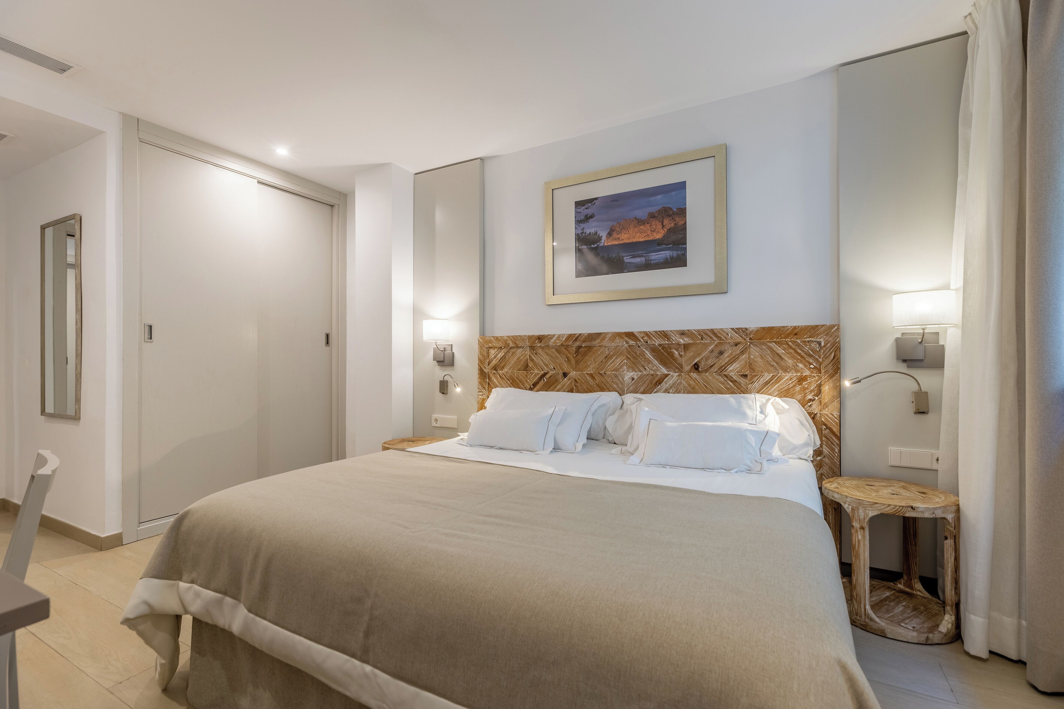 Minibar, in-room safe, desk, iron/ironing board