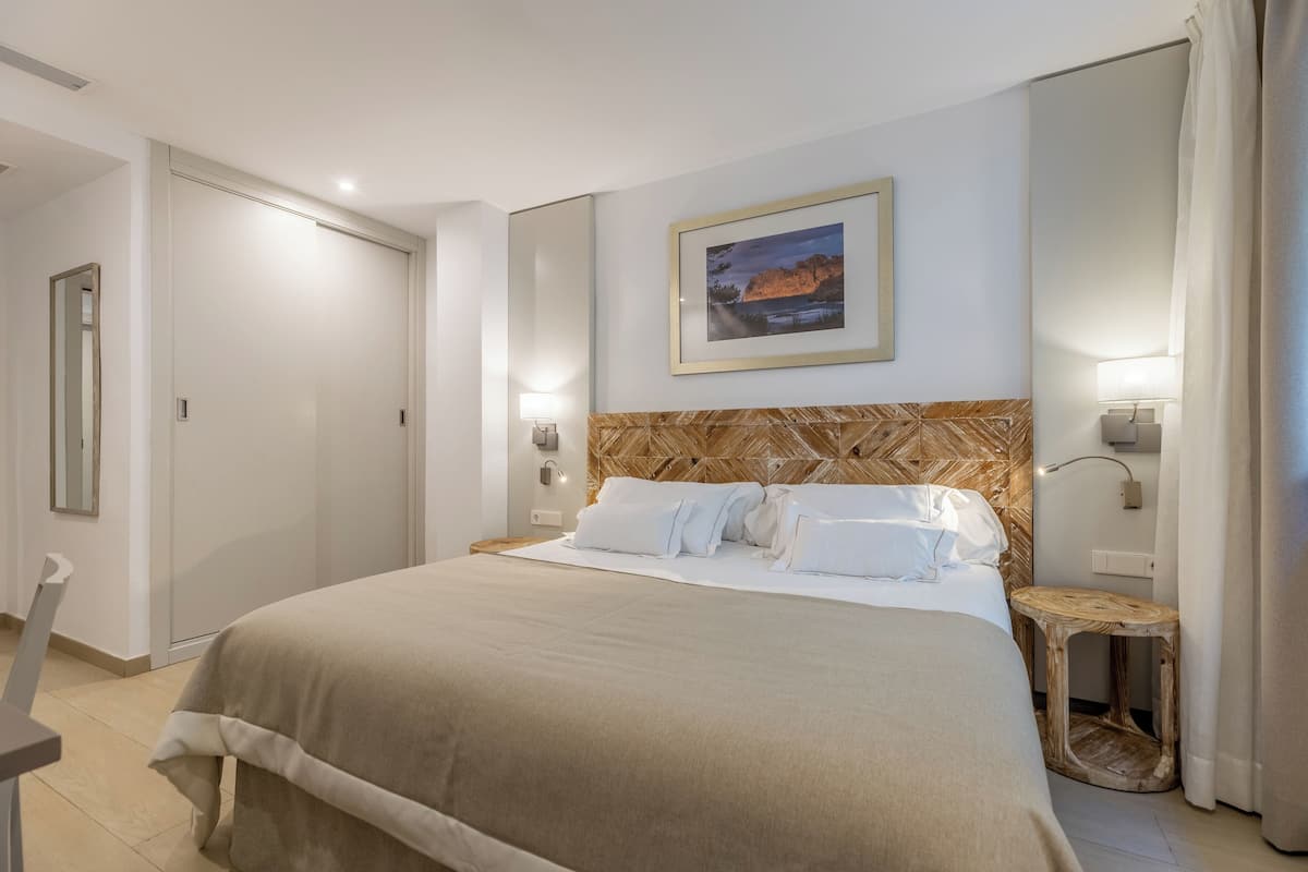 Double Room | Minibar, in-room safe, desk, iron/ironing board