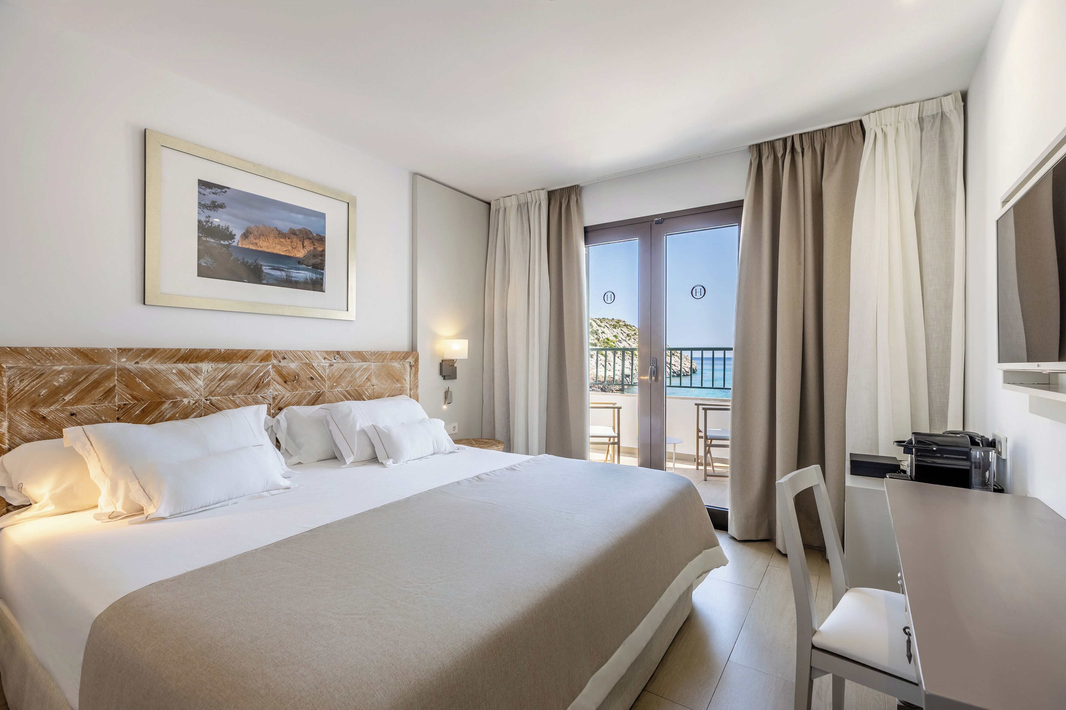 Standaard tweepersoonskamer, balkon, uitzicht op zee | Een minibar, een kluis op de kamer, een bureau