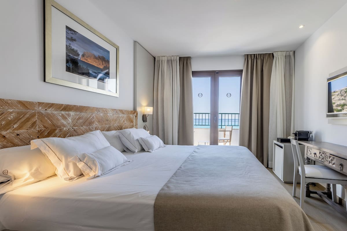 Standard Double Room, Balcony, Sea View | Minibar, in-room safe, desk, iron/ironing board