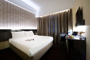 Minibar, brankas, dan didekorasi berbeda-beda