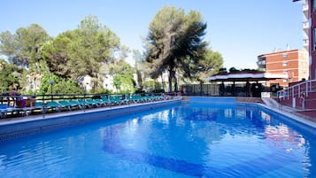 Piscina all'aperto, lettini