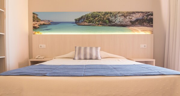 In-room safe, desk, laptop workspace, free WiFi - Hotel Seramar Luna Park Adults Only (Llucmajor)