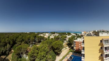 Zona residencial con piscina, árboles y edificios.