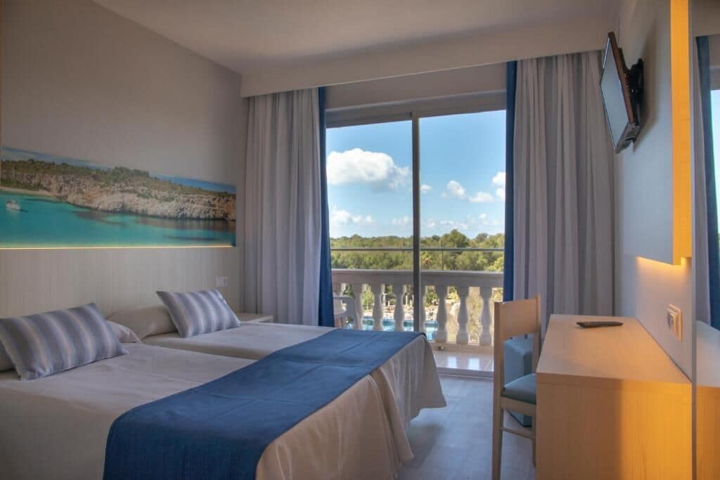 In-room safe, desk, laptop workspace, free WiFi