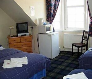 Premium bedding, desk, iron/ironing board (on request), cribs (free) - Harbourside Hotel (Irvine)