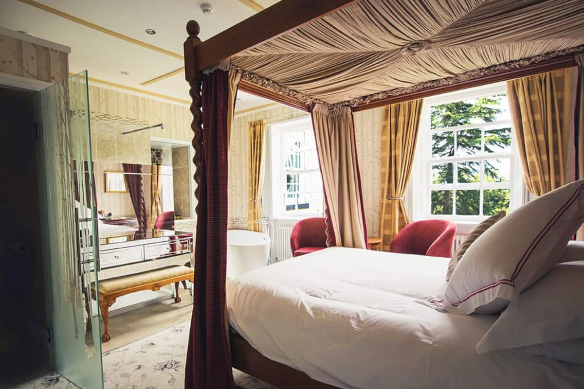 Deluxe Double Room, 1 King Bed | Blackout curtains, free WiFi, bed sheets