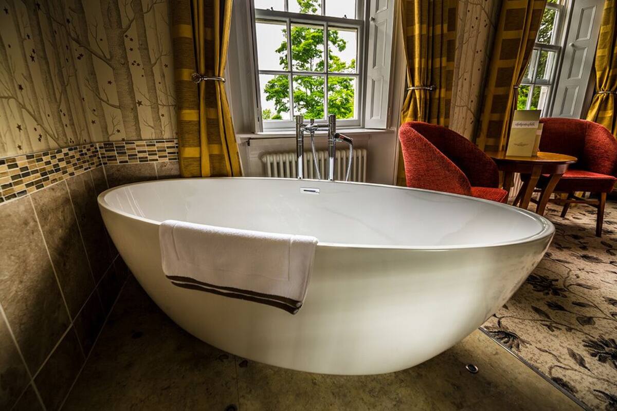 deluxe double room, 1 king bed | deep-soaking bathtub