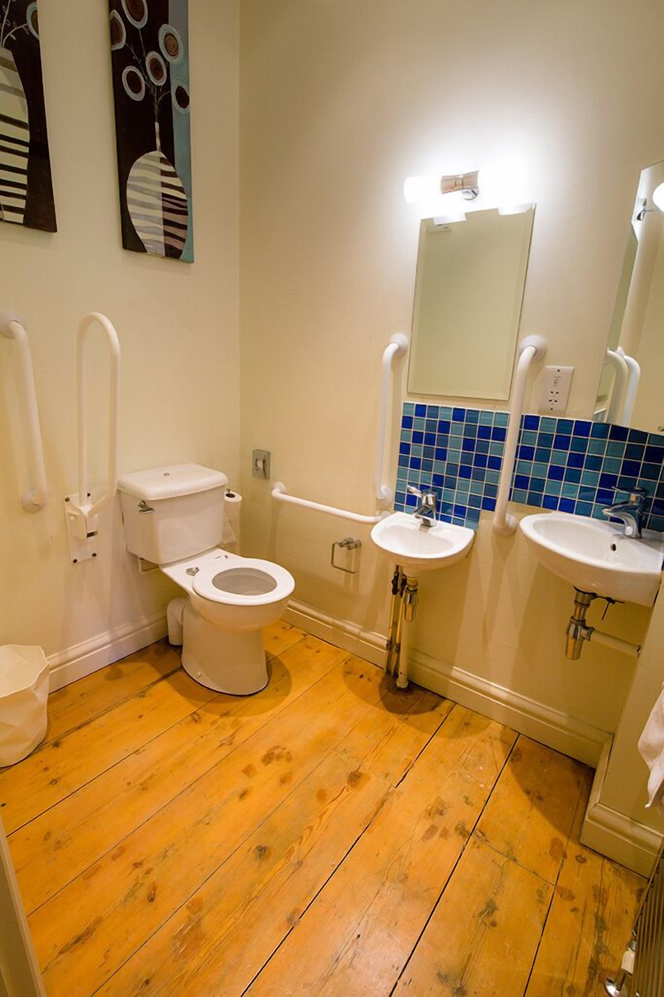 superior room, ground floor | bathroom | shower, designer toiletries, towels