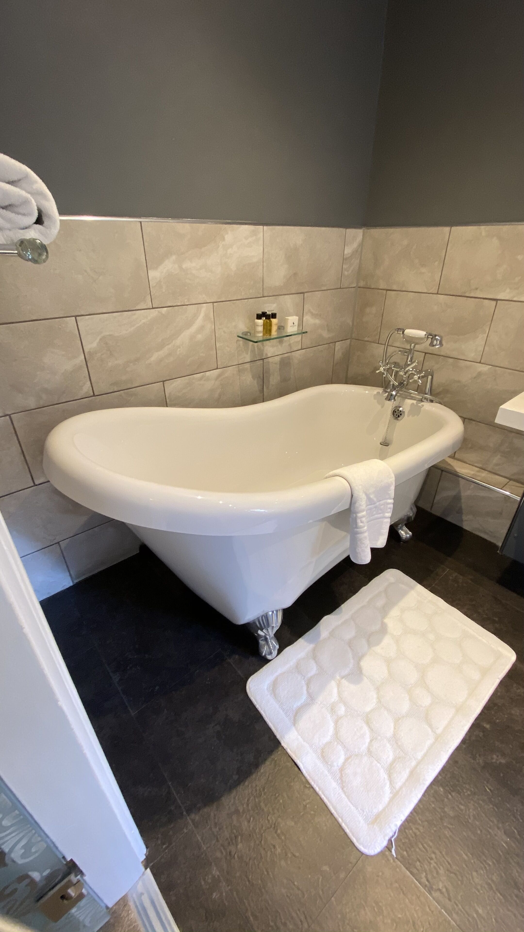 superior double room, 1 double bed | deep-soaking bathtub