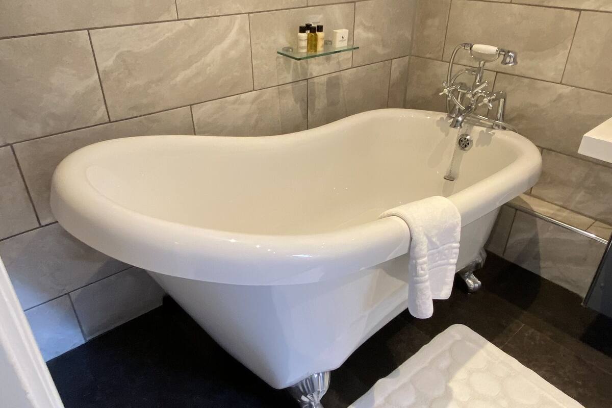 superior double room, 1 double bed | deep-soaking bathtub
