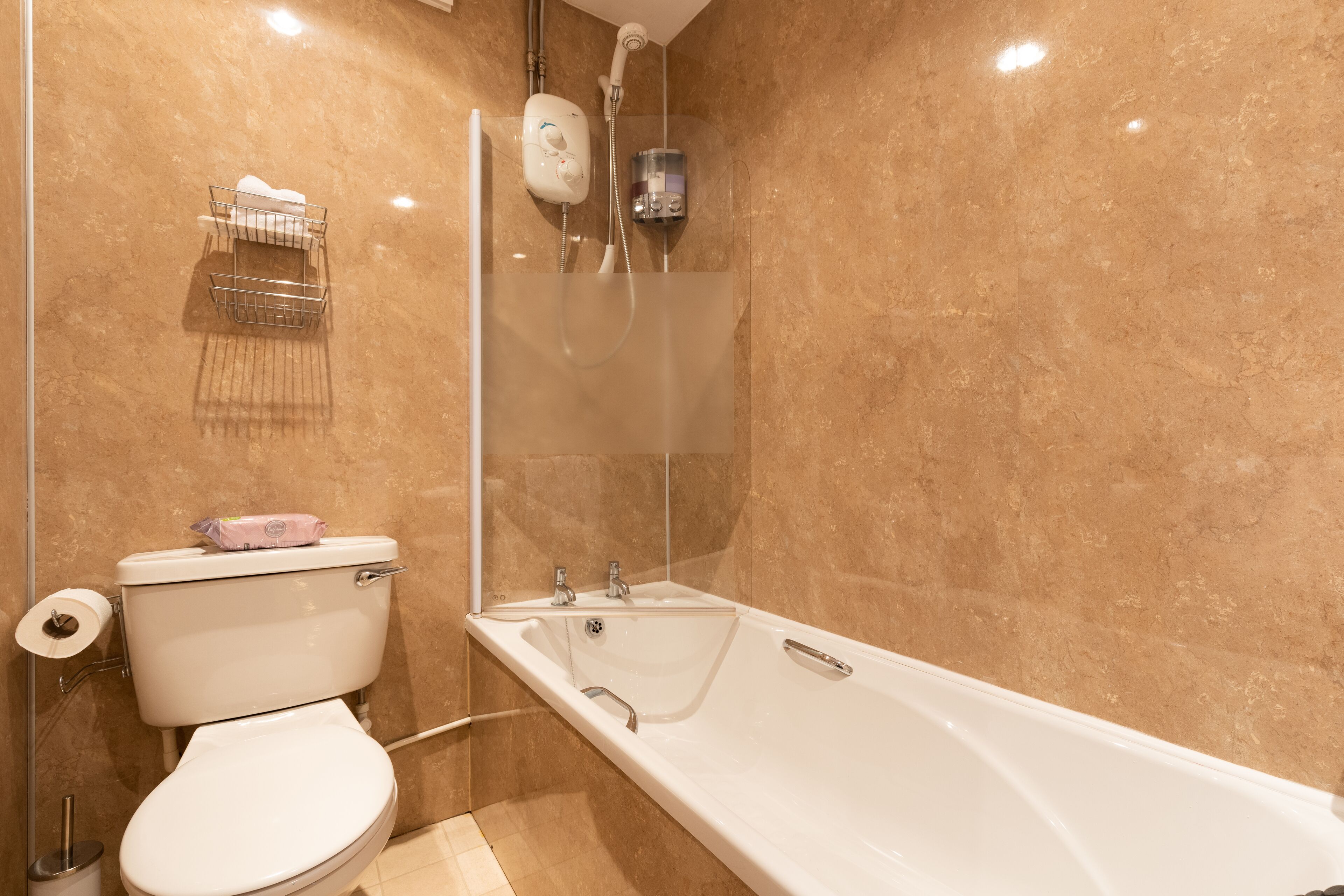 Twin Room, Ensuite | Bathroom | Shower, free toiletries, hair dryer, bathrobes