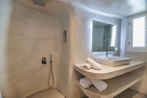 Junior suite, uitzicht op zee | Badkamer | Een douche, gratis toiletartikelen, een haardroger, handdoeken