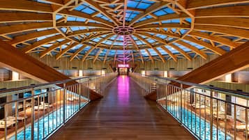 Piscina coperta, 8 piscine all'aperto, ombrelloni da piscina, lettini