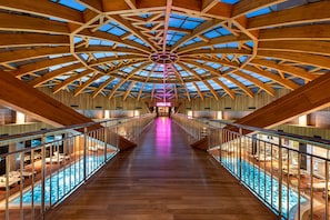 室内游泳池，8 室外游泳池，08:30 至 19:00 开放, 池畔遮阳伞, 日光浴躺椅