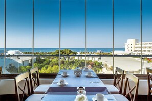 7 restaurants, breakfast, lunch, dinner served; international cuisine  - Cornelia Diamond Golf Resort & SPA (Serik)