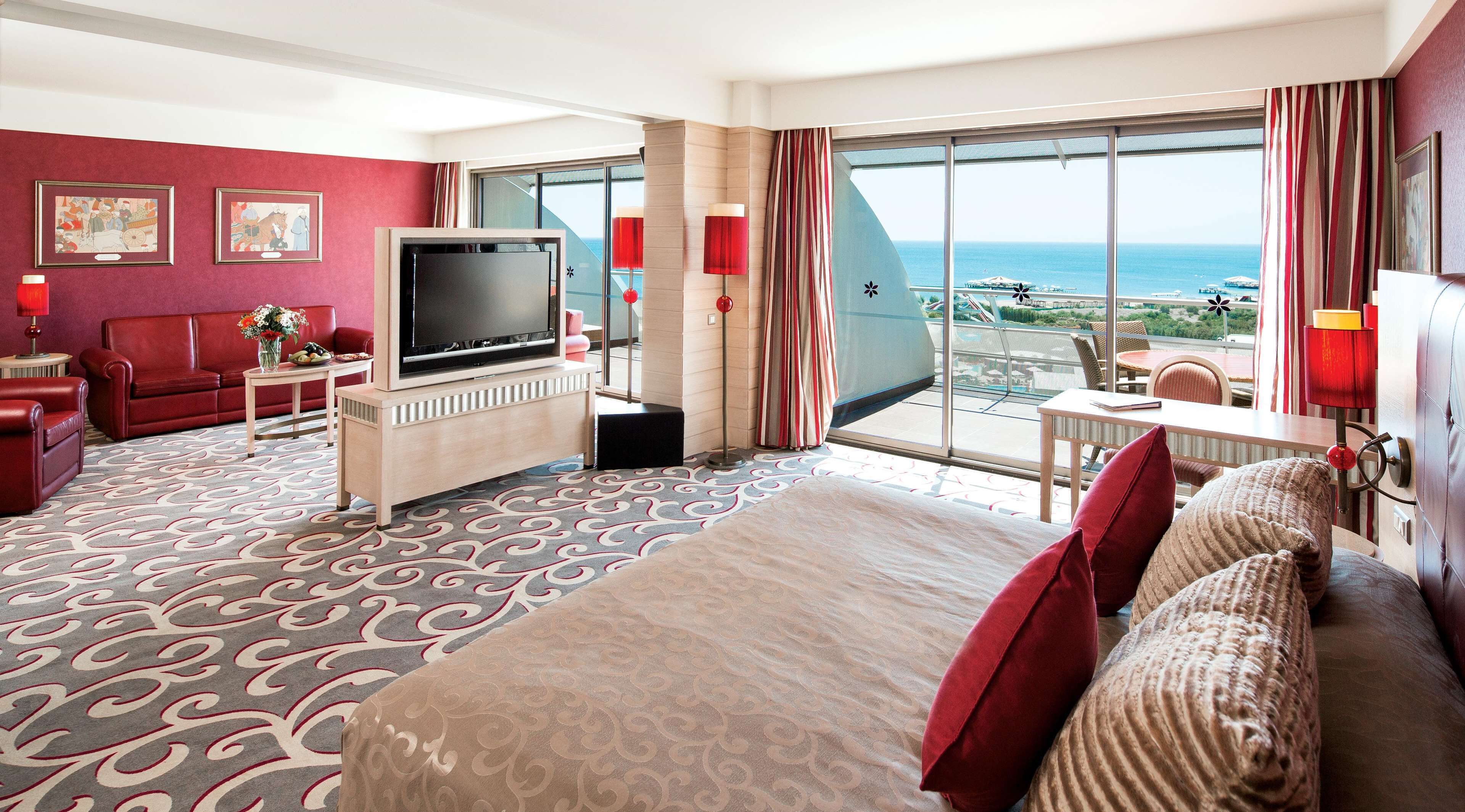 2 bedrooms, premium bedding, free minibar, in-room safe