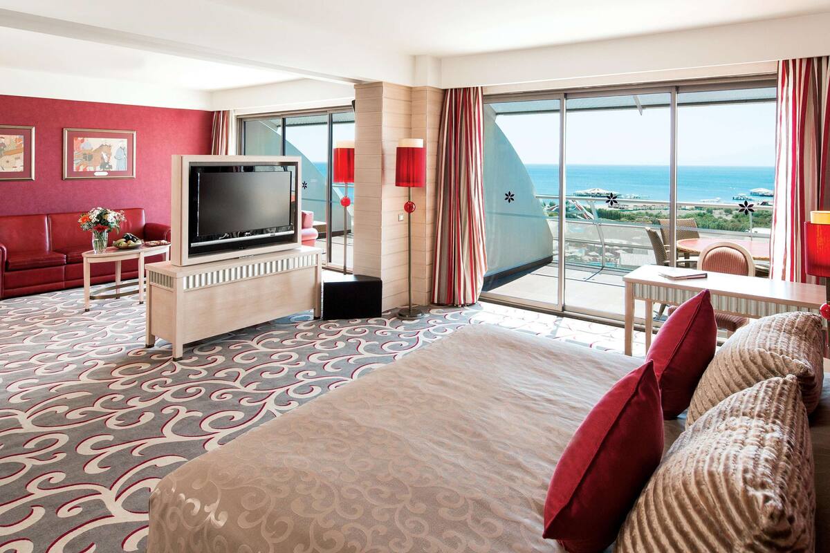 2 bedrooms, premium bedding, free minibar, in-room safe