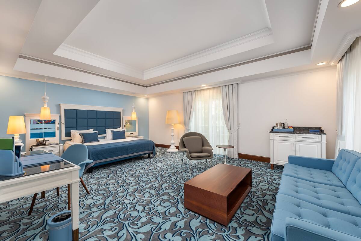 2 bedrooms, premium bedding, free minibar, in-room safe