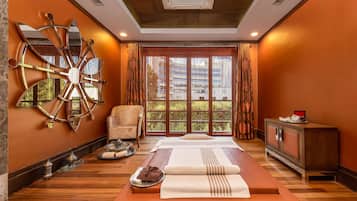 Couples treatment room(s), sauna, hot tub, steam room