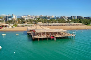 Private beach, beach cabanas, sun loungers, beach umbrellas - Cornelia Diamond Golf Resort & SPA (Serik)