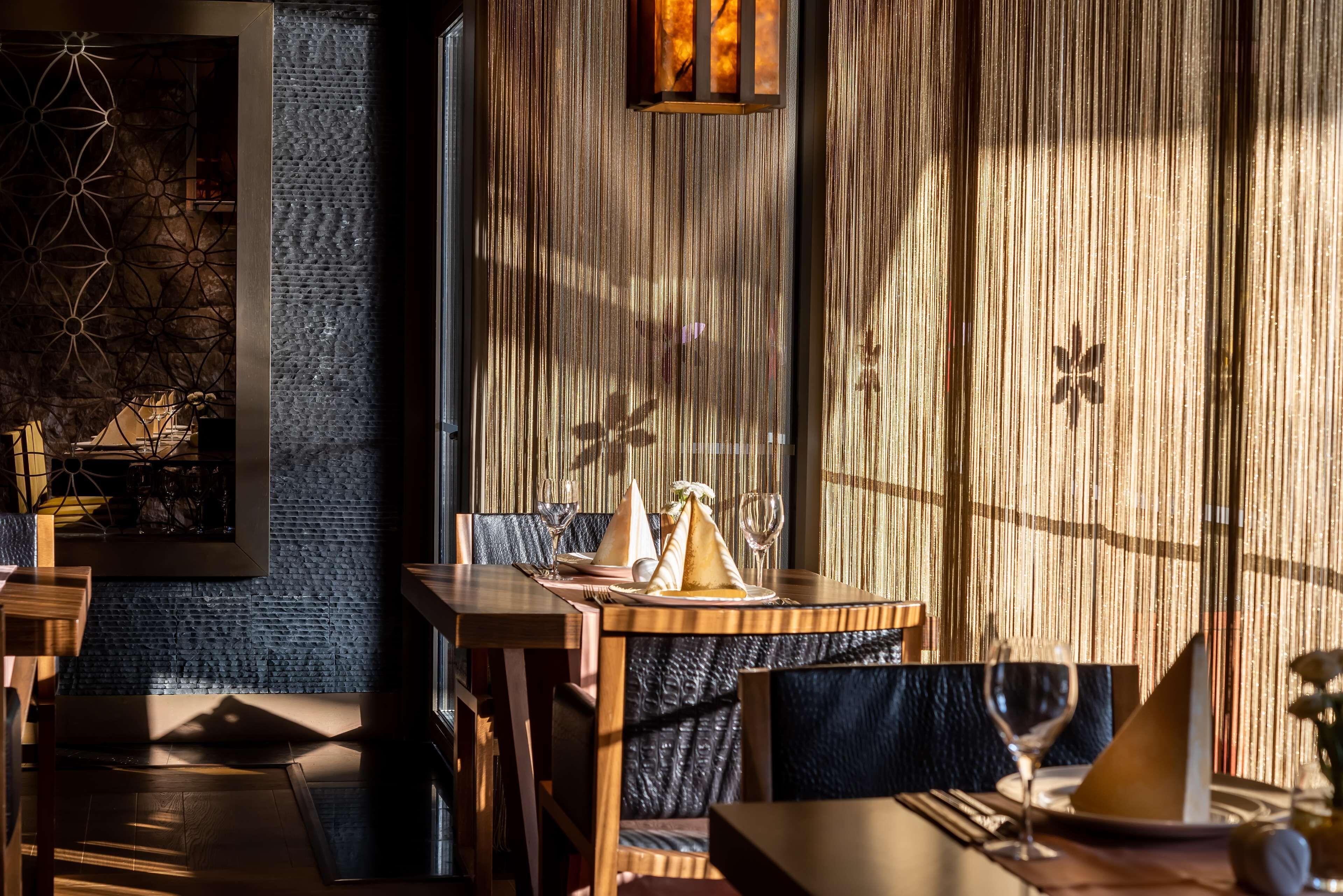 7 restaurants, breakfast, lunch, dinner served; international cuisine