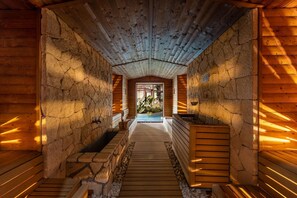 Salas de tratamiento para parejas, un sauna, una bañera de hidromasaje